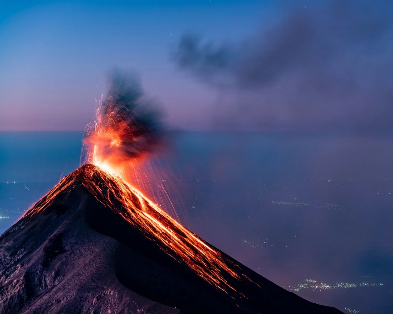  Uno de los más activos de la región, con erupciones frecuentes que generan flujos piroclásticos y columnas de ceniza. Foto: Two Travel Turtles.   