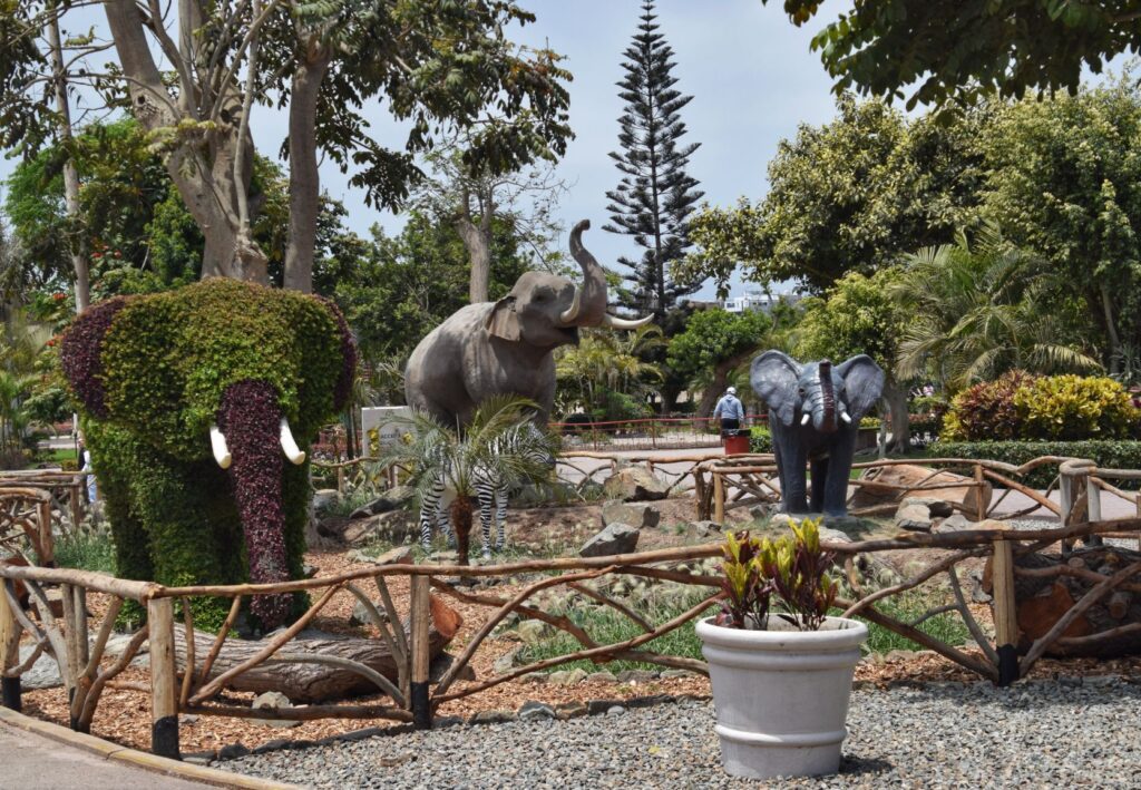 Parque de las Leyendas two travel turtles