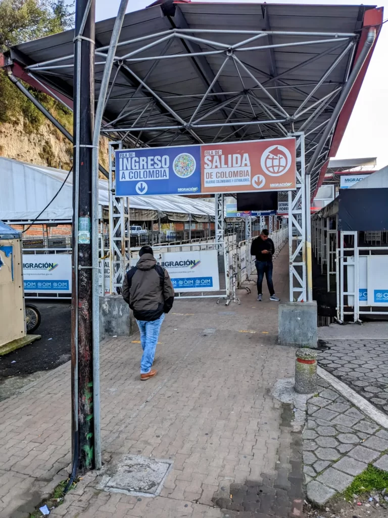 crossing the colombia-ecuador border